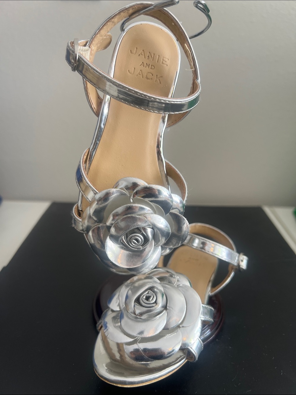 🐩🤍JANIE & JACK SILVER METALLIC SILVER ROSE ANKLE STRAP SANDAL🤍🐩
